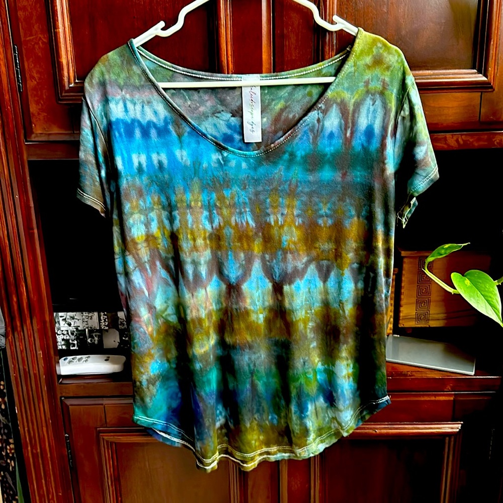 Beautiful tie-dye jersey knit  T-shirt women’s size medium